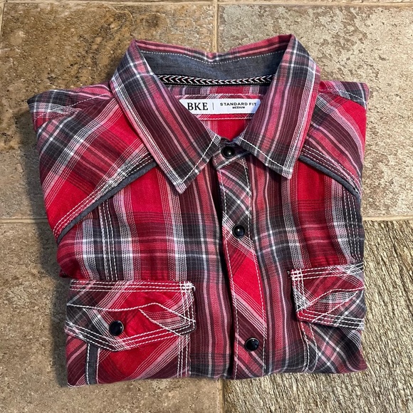 BKE Standard Fit Red Plaid Black Snap Short Sleeve Shirt Men’s Size Medium - Picture 10 of 12